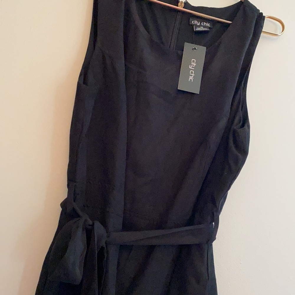 Black sleeveless a-line dress with pockets - Picture 2 of 4